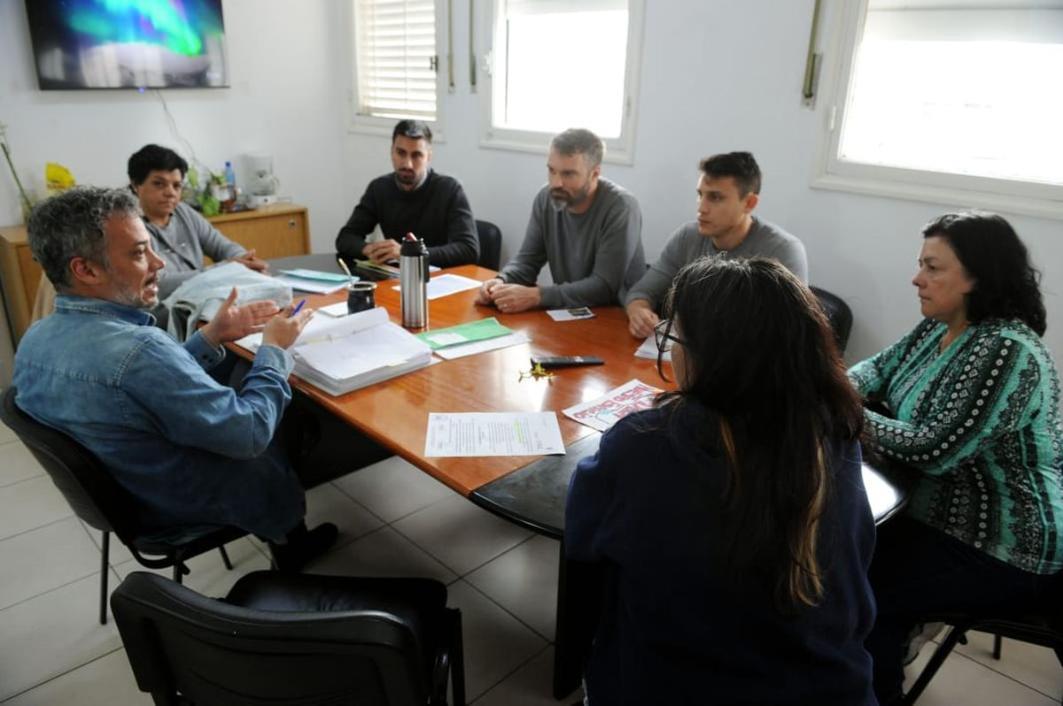 Los vecinos de barrio Cabal mantuvieron una reunión con funcionarios de la Municipalidad de Santa Fe. Los vecinos de barrio Cabal mantuvieron una reunión con funcionarios de la Municipalidad de Santa Fe.