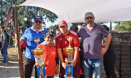 Facundo Fuhr y Eva Martínez fueron los ganadores del concurso de juntadores de frutilla, de la Fiesta Nacional en Coronda. Facundo Fuhr y Eva Martínez fueron los ganadores del concurso de juntadores de frutilla, de la Fiesta Nacional en Coronda.