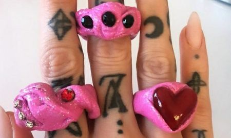 Cande Tinelli presentó sus anillos pero la gente la criticó muy duramente. Cande Tinelli presentó sus anillos pero la gente la criticó muy duramente.