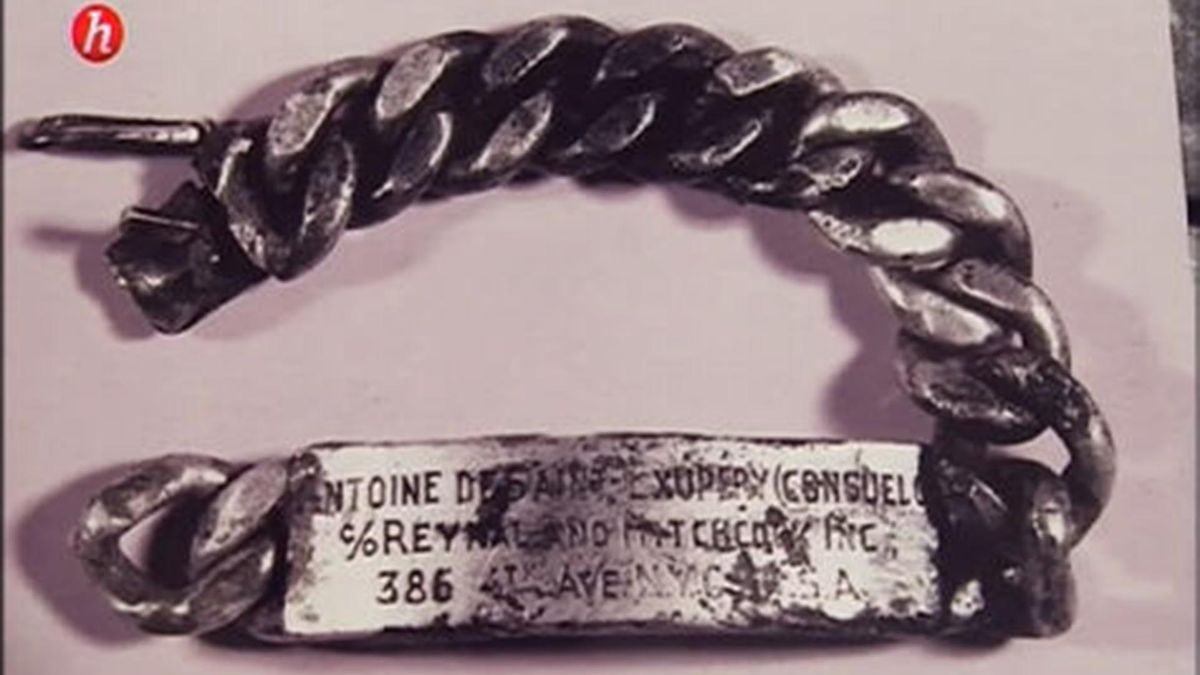 El 7 de septiembre de 1998, el pescador Jean-Claude Antoine Bianco encontró –a poco menos de un kilómetro al este de la isla de Riou, y unos 20 kilómetros al sureste de Marsella–, una pulsera de plata. La misma tenía grabados los nombres de Saint-Exupéry y de su esposa, Consuelo, y de sus editores, Reynal & Hitchcock, enganchada a un trozo de tela, probablemente de su traje de vuelo. El 7 de septiembre de 1998, el pescador Jean-Claude Antoine Bianco encontró –a poco menos de un kilómetro al este de la isla de Riou, y unos 20 kilómetros al sureste de Marsella–, una pulsera de plata. La misma tenía grabados los nombres de Saint-Exupéry y de su esposa, Consuelo, y de sus editores, Reynal & Hitchcock, enganchada a un trozo de tela, probablemente de su traje de vuelo.