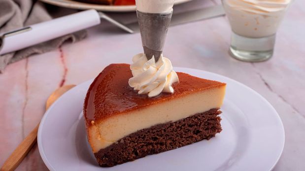 El chocoflan&nbsp;es una excelente opción para sorprender a tu familia. La receta, paso a paso, a continuación.