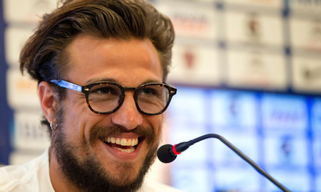 Daniel Osvaldo fue visto con otra mujer después de que se finalizara su noviazgo con Gianinna Maradona. Daniel Osvaldo fue visto con otra mujer después de que se finalizara su noviazgo con Gianinna Maradona.