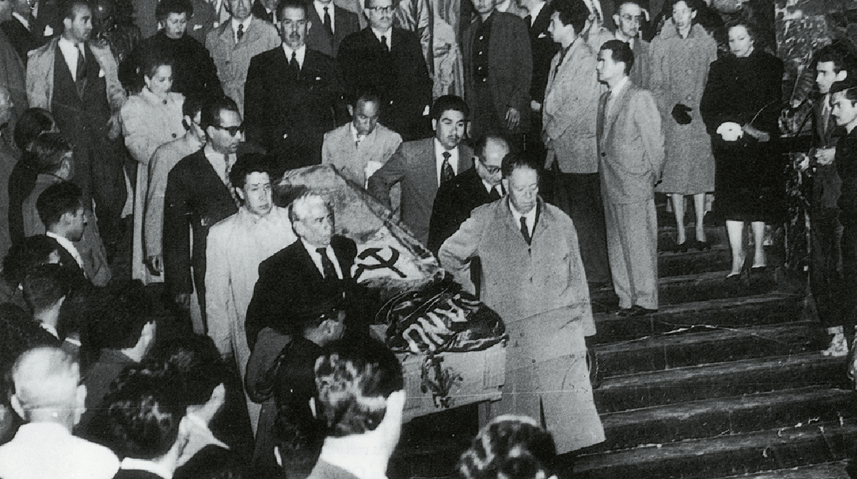 La noche del 12 al 13 de julio de 1954, siete días después de su 47 cumpleaños, Frida, gravemente enferma de neumonía, fallece.