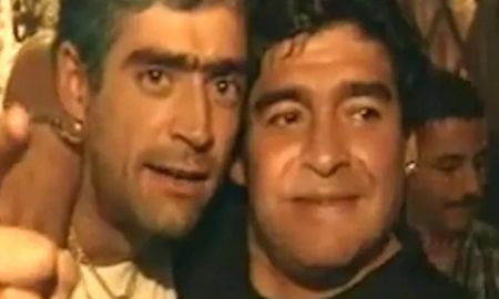 Rodrigo Bueno le puso voz a La mano de Dios, un tema escrito especialmente para el Diez. Rodrigo Bueno le puso voz a La mano de Dios, un tema escrito especialmente para el Diez.