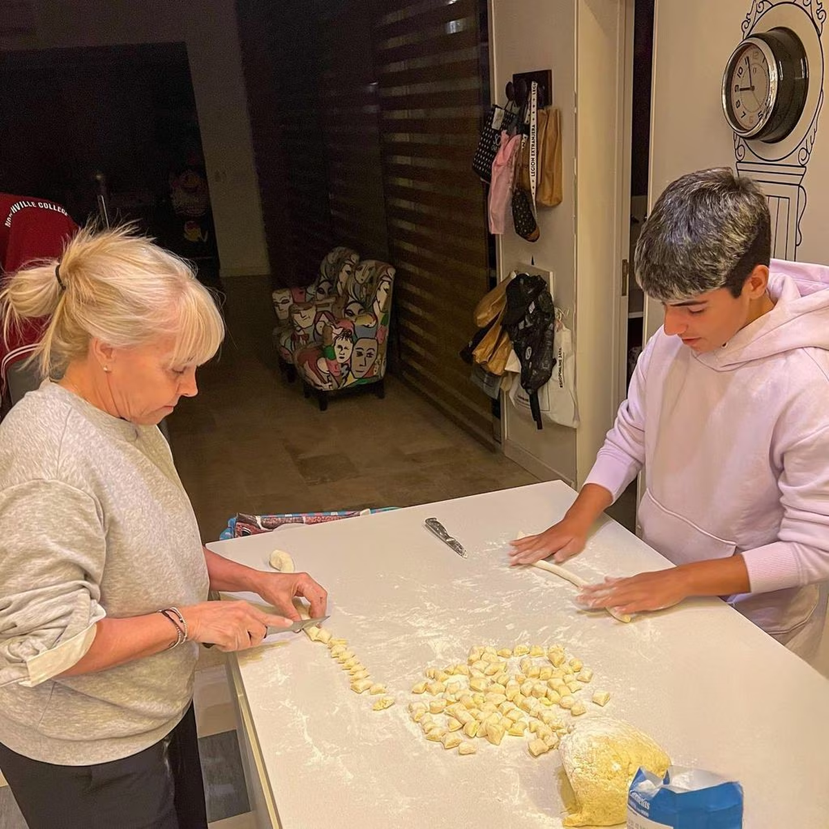 Claudia suele mostrarse preparando recetas para su familia, especialmente para sus nietos Benjamín y Roma. 