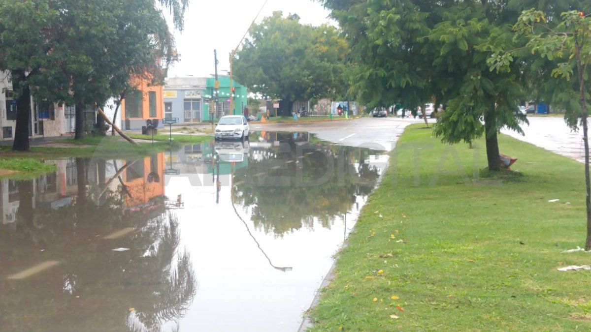 El agua complicó el tránsito en la zona de Facundo Zuviría y Boneo.