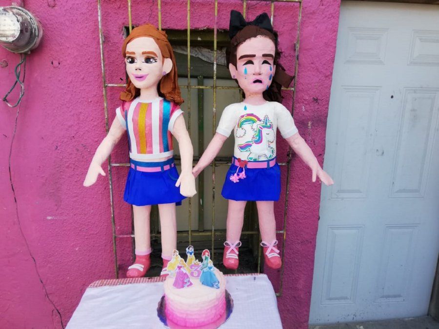 Las niñas del vídeo viral tienen una piñata.