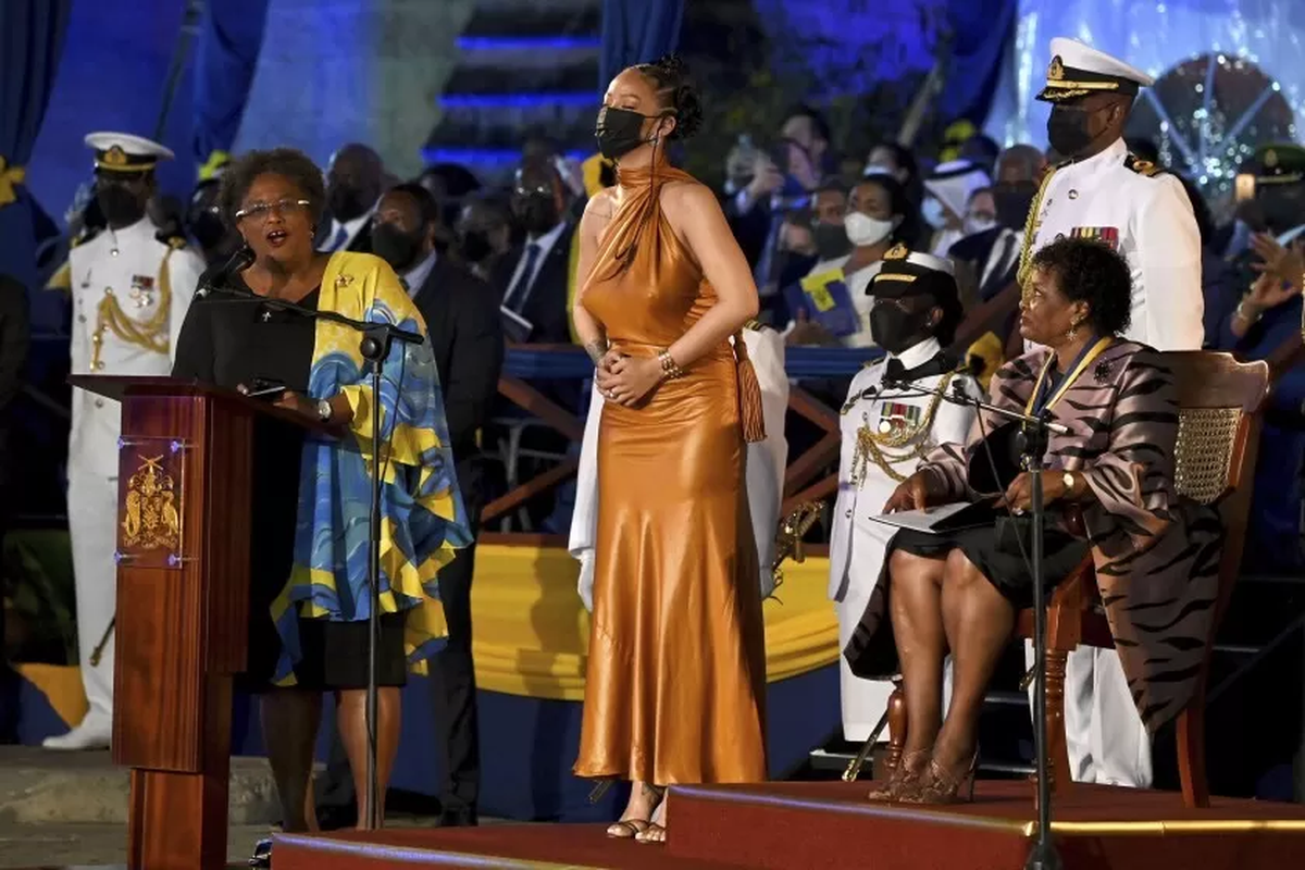 Barbados dej&oacute; la Corona brit&aacute;nica y nombr&oacute; a Rihanna como "h&eacute;roe nacional".