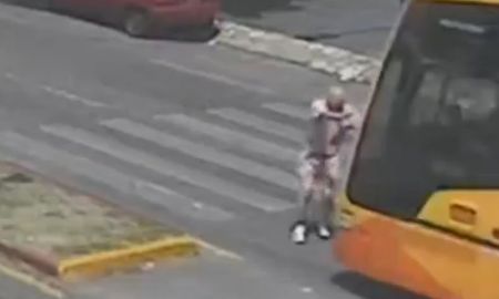 El accidente ocurrió este miércoles en una de las avenidas más transitadas de Córdoba. El accidente ocurrió este miércoles en una de las avenidas más transitadas de Córdoba.