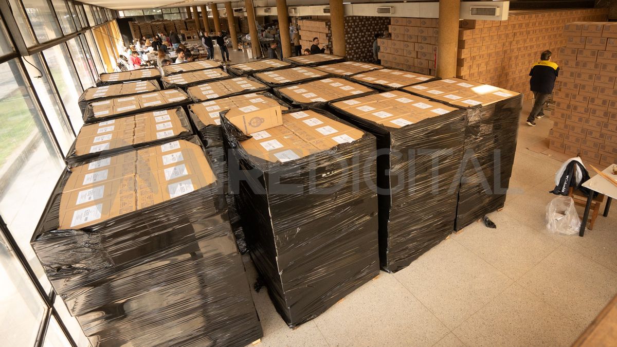 El material electoral se arma en la sede del Correo Argentino de calle Mendoza