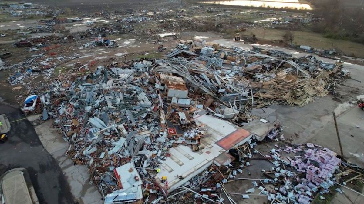 Al menos 26 personas murieron y decenas resultaron heridas cuando un tornado y fuertes tormentas eléctricas arrasaron Misisipi a última hora del viernes.