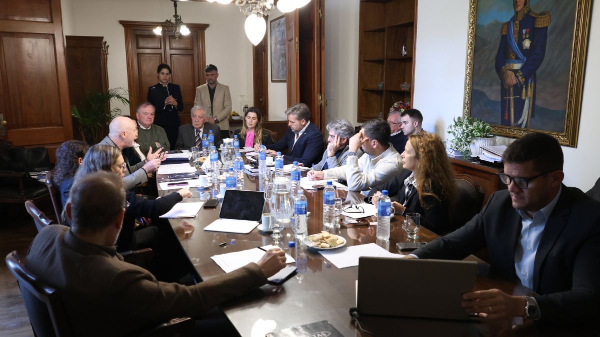 La Comisión Bicameral de Acuerdos de la Legislatura de Santa Fe es presidida por el senador del departamento 9 de Julio, Joaquín Gramajo. La Comisión Bicameral de Acuerdos de la Legislatura de Santa Fe es presidida por el senador del departamento 9 de Julio, Joaquín Gramajo.