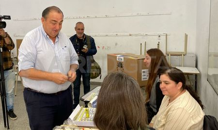 El intendente de Santa Fe, Juan Pablo Poletti, votó en la Escuela E.E.S.O. Nº 264 Constituyentes. El intendente de Santa Fe, Juan Pablo Poletti, votó en la Escuela E.E.S.O. Nº 264 Constituyentes.