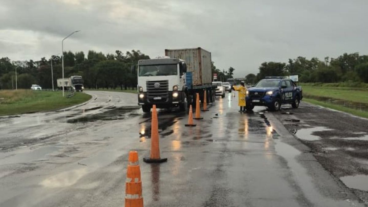 Las abundantes lluvias que se registran en la región provocaron la interrupción total del tránsito en la Ruta Nacional 11.