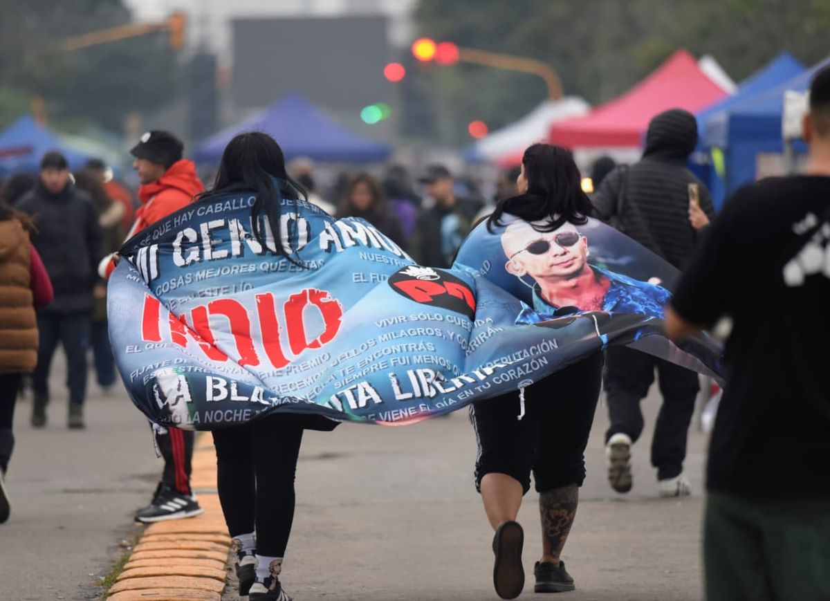 Desde todo el país, los fanáticos del Indio Solari llegaron a Avellaneda para el último adiós al popular músico.