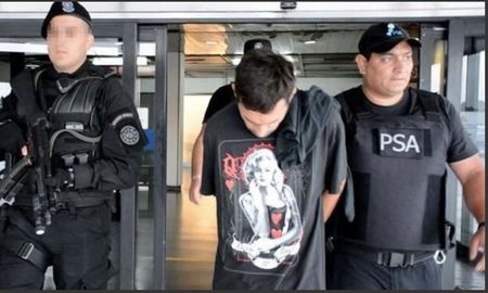 El confeso vendedor de drogas de Rosario, Andrés Actis Caporale, aseguró en un juicio oral en el que está acusado de liderar una banda narco que la Policía de Santa Fe era el ente regulador del narcotráfico El confeso vendedor de drogas de Rosario, Andrés Actis Caporale, aseguró en un juicio oral en el que está acusado de liderar una banda narco que la Policía de Santa Fe era el ente regulador del narcotráfico