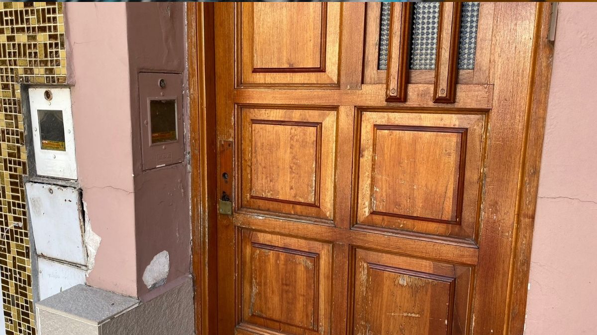 Esta foto llegó al mensajero de la radio y da cuenta del robo del picaporte de la puerta.