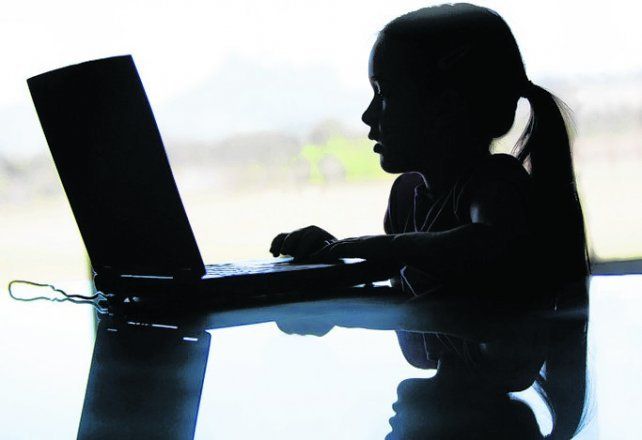 El grooming o ciberacoso es la acción en la que una persona por medio de comunicaciones electrónicas, contacta a una persona menor de edad con el propósito de cometer cualquier delito contra la integridad sexual de la misma.