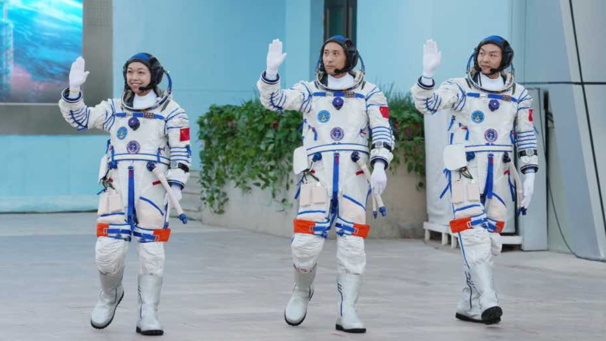 Los astronautas de la misión espacial china Shenzhou-23 (de izquierda a derecha), Li Jiaying, Zhu Yangzhu y Zhang Zhiyuan, saludan durante la ceremonia de despedida antes de subir al autobús que los trasladará a la nave espacial en el Centro de Lanzamiento de Satélites de Jiuquan, en el desierto de Gobi, al noroeste de China, el 24 de mayo de 2025. Los astronautas de la misión espacial china Shenzhou-23 (de izquierda a derecha), Li Jiaying, Zhu Yangzhu y Zhang Zhiyuan, saludan durante la ceremonia de despedida antes de subir al autobús que los trasladará a la nave espacial en el Centro de Lanzamiento de Satélites de Jiuquan, en el desierto de Gobi, al noroeste de China, el 24 de mayo de 2025.