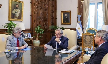El presidente Alberto Fernández firmó este lunes el decreto correspondiente a la quinta jerarquización salarial para investigadores del CONICET. El presidente Alberto Fernández firmó este lunes el decreto correspondiente a la quinta jerarquización salarial para investigadores del CONICET.