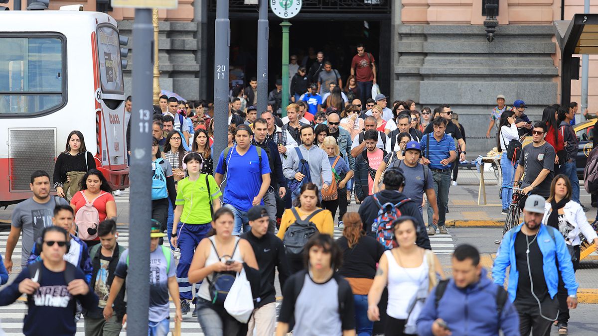 Buenos Aires: largas filas en las paradas en el primer día de limitaciones en el servicio de transportes