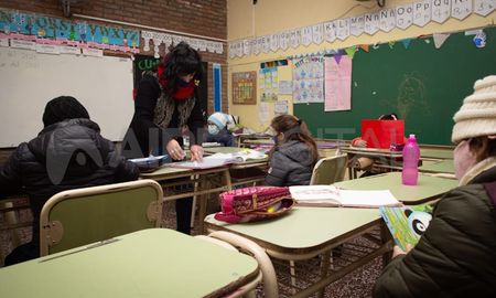 El gobierno de la provincia de Santa Fe anunció este miércoles la transferencia de 700 millones de pesos a los municipios y comunas en concepto del Fondo de Financiamiento Educativo. El gobierno de la provincia de Santa Fe anunció este miércoles la transferencia de 700 millones de pesos a los municipios y comunas en concepto del Fondo de Financiamiento Educativo.