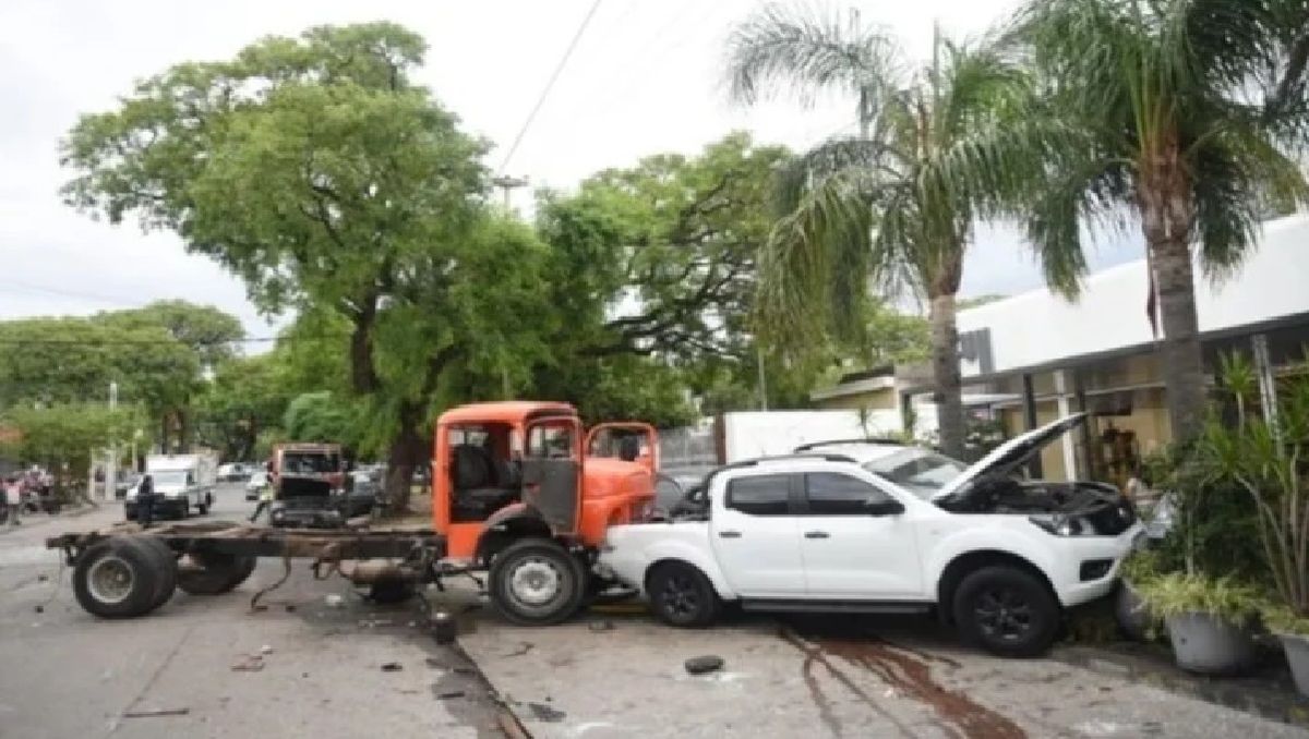 Catamarca: un camión fuera de control arrasó con cuatro vehículos y un ciclista se salvó de milagro