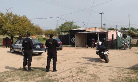 El allanamiento se llevó a cabo en una vivienda de calle Pasaje 24 de Junio y Aníbal Pedro Bustamante S/N. El allanamiento se llevó a cabo en una vivienda de calle Pasaje 24 de Junio y Aníbal Pedro Bustamante S/N.