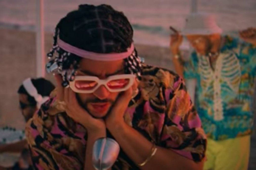 Bad Bunny y Jhay Cortez explotaron los memes con el videoclip de Dakiti &nbsp;