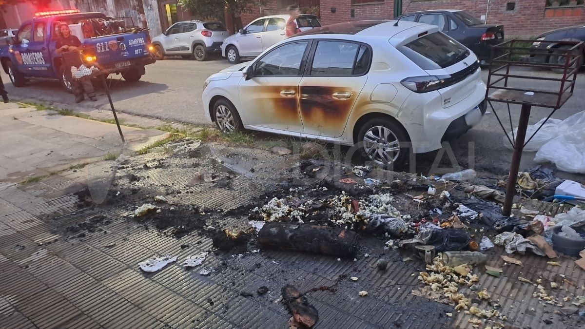 Barrio Roma: prendieron fuego basura y se quemó un automóvil