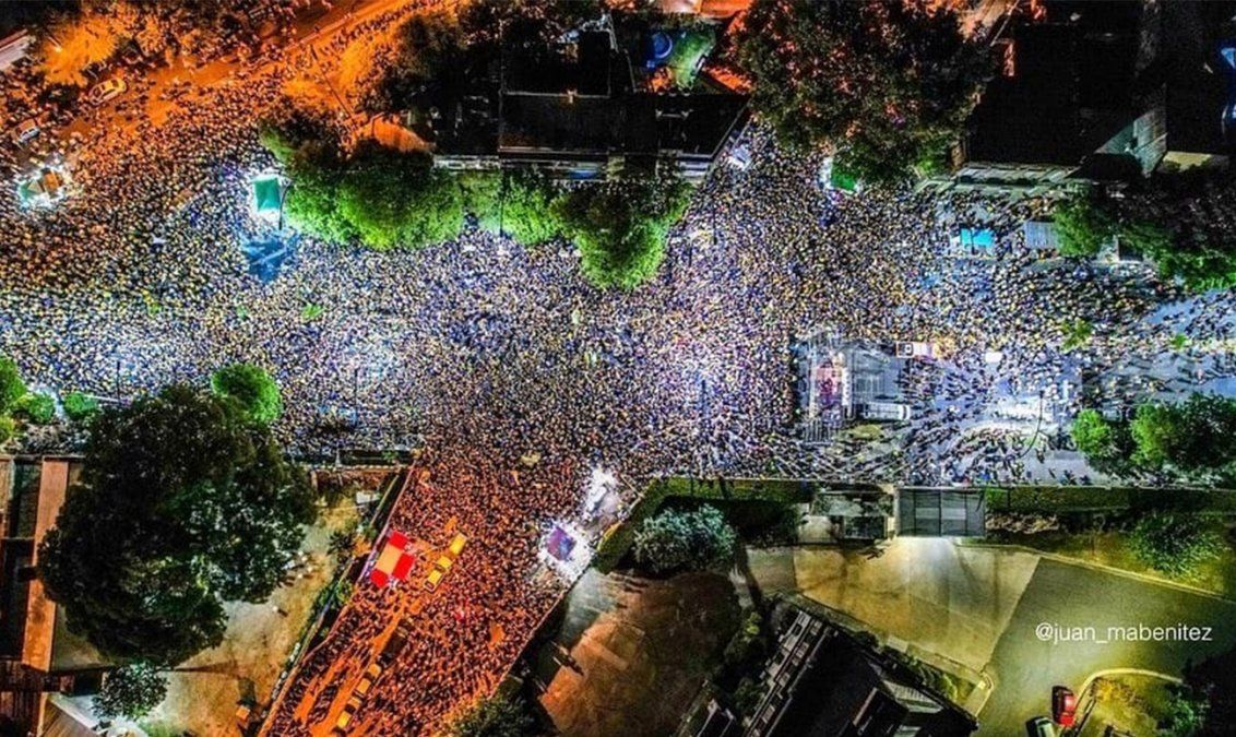 Masiva concentración de hinchas en las inmediaciones de la sede fundacional de Rosario Central.&nbsp;