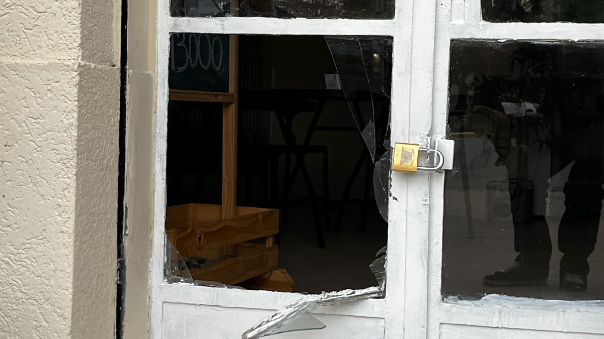 Ocurrió durante la madrugada en avenida Freyre y Crespo de Santa Fe. Rompieron el vidrio del local y escaparon antes de la llegada policial.