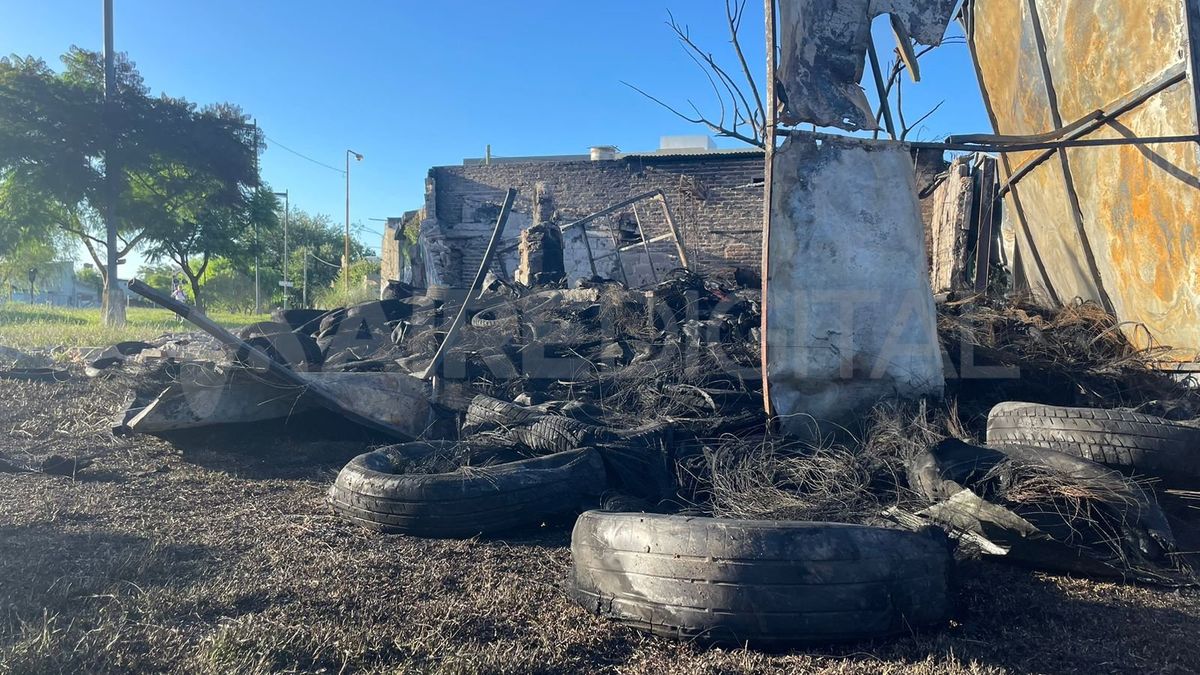 El fuego se desató en el predio minutos después de la medianoche