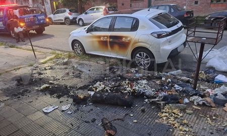 Barrio Roma: prendieron fuego basura y se quemó un automóvil Barrio Roma: prendieron fuego basura y se quemó un automóvil