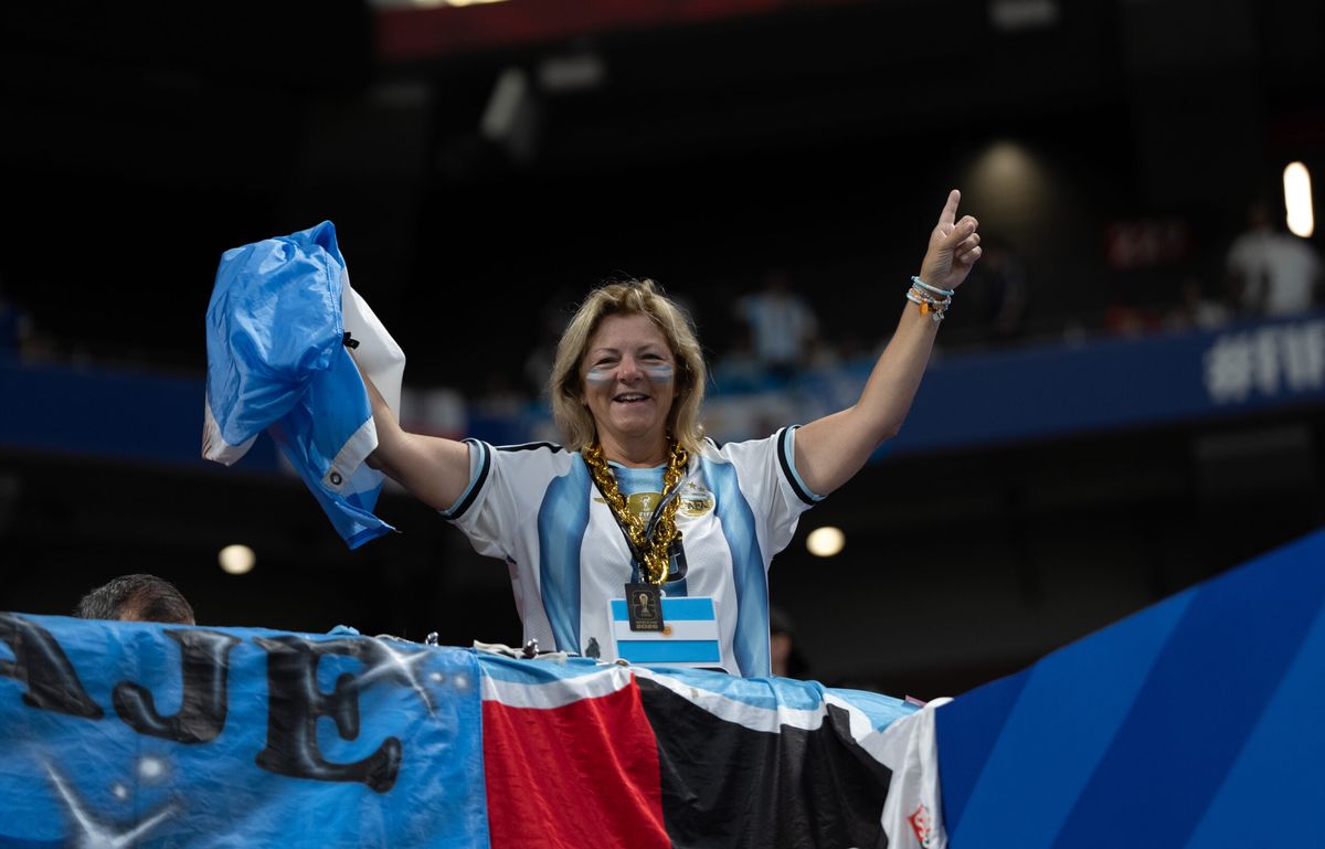 Las tribunas del estadio se tiñeron de celeste y blanco con distintas banderas llevadas por los hinchas argentinos durante el duelo ante Inglaterra. Las tribunas del estadio se tiñeron de celeste y blanco con distintas banderas llevadas por los hinchas argentinos durante el duelo ante Inglaterra.