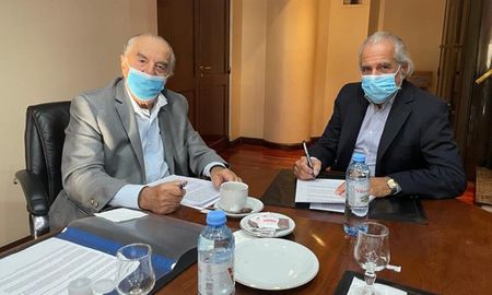 El titular del Sindicato de Comercio, Armando Cavalieri, y el representante de la Cámara Argentina de Comercio, Pedro Etcheverry, firman el acuerdo salarial de 2021. El titular del Sindicato de Comercio, Armando Cavalieri, y el representante de la Cámara Argentina de Comercio, Pedro Etcheverry, firman el acuerdo salarial de 2021.