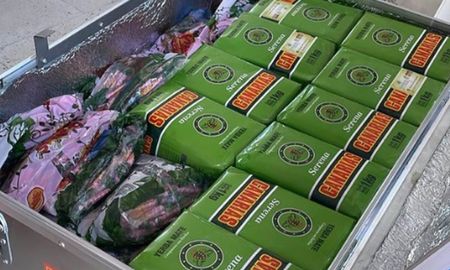 Uno de los baúles de la Selección Nacional partió a Qatar llena de paquetes de yerba Canarias, una marca uruguaya. Uno de los baúles de la Selección Nacional partió a Qatar llena de paquetes de yerba Canarias, una marca uruguaya.