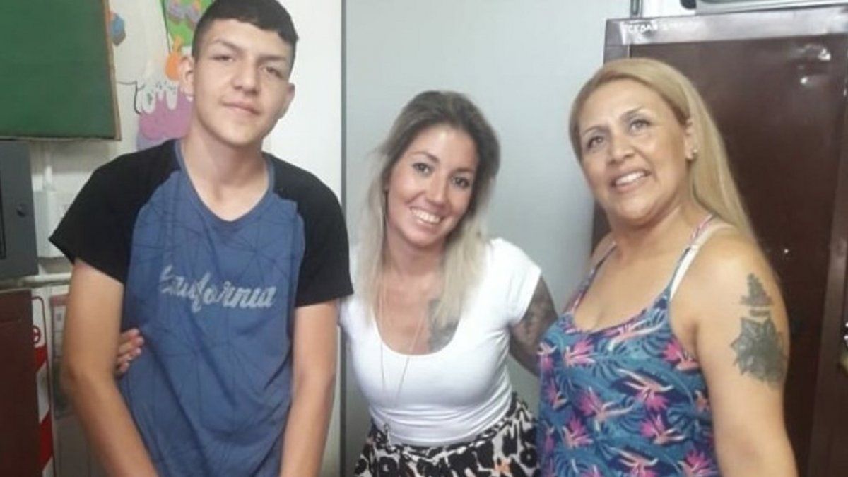Una docente pidió zapatillas n°49 para un alumno