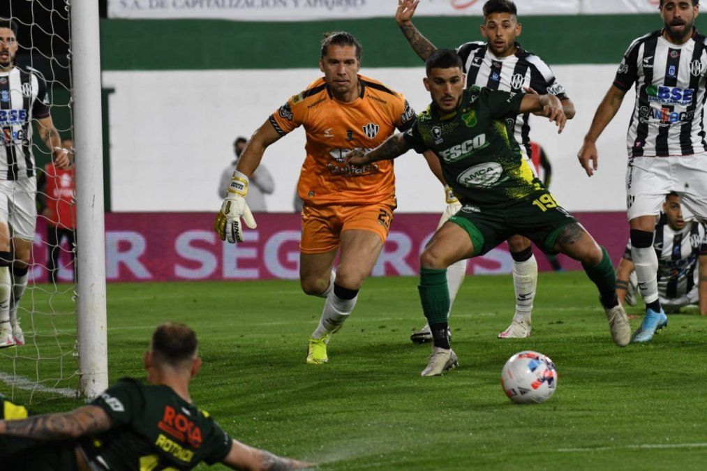 Liga Profesional: Defensa y Justicia igualó frente a Central Córdoba como local, que se lo empató sobre el final