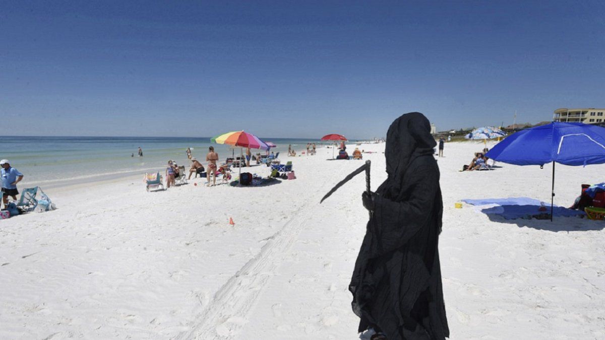 El abogado Daniel Uhlfelder, vestido en un traje de la muerte, camina por una playa reci&eacute;n abierta en Florida, EE.UU., el 1 de mayo de 2020.