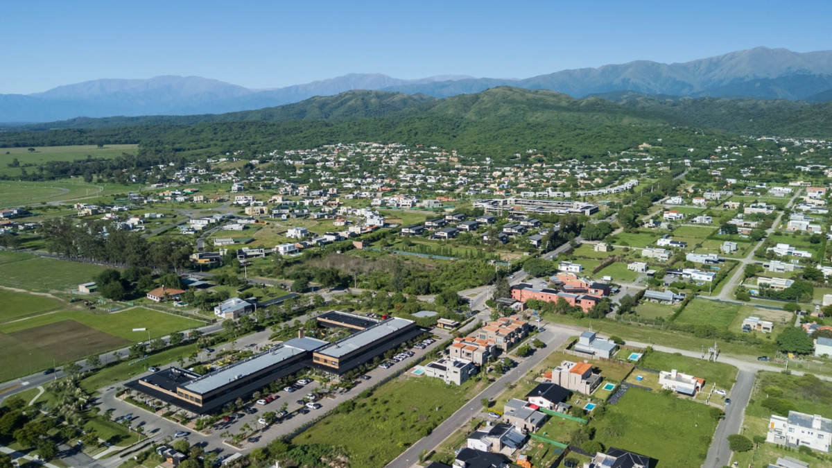 La remodelación de las rutas de acceso facilita el traslado de excursionistas y huéspedes desde Salta Capital hacia los nuevos paseos comerciales del Valle de Lerma. La remodelación de las rutas de acceso facilita el traslado de excursionistas y huéspedes desde Salta Capital hacia los nuevos paseos comerciales del Valle de Lerma.
