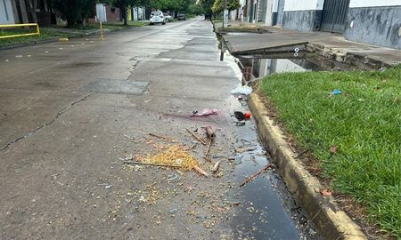 Un accidente en Facundo Zuviría y JP López dejó una moto con carrito pochoclero volcada y la calzada llena de maíz y copos Un accidente en Facundo Zuviría y JP López dejó una moto con carrito pochoclero volcada y la calzada llena de maíz y copos