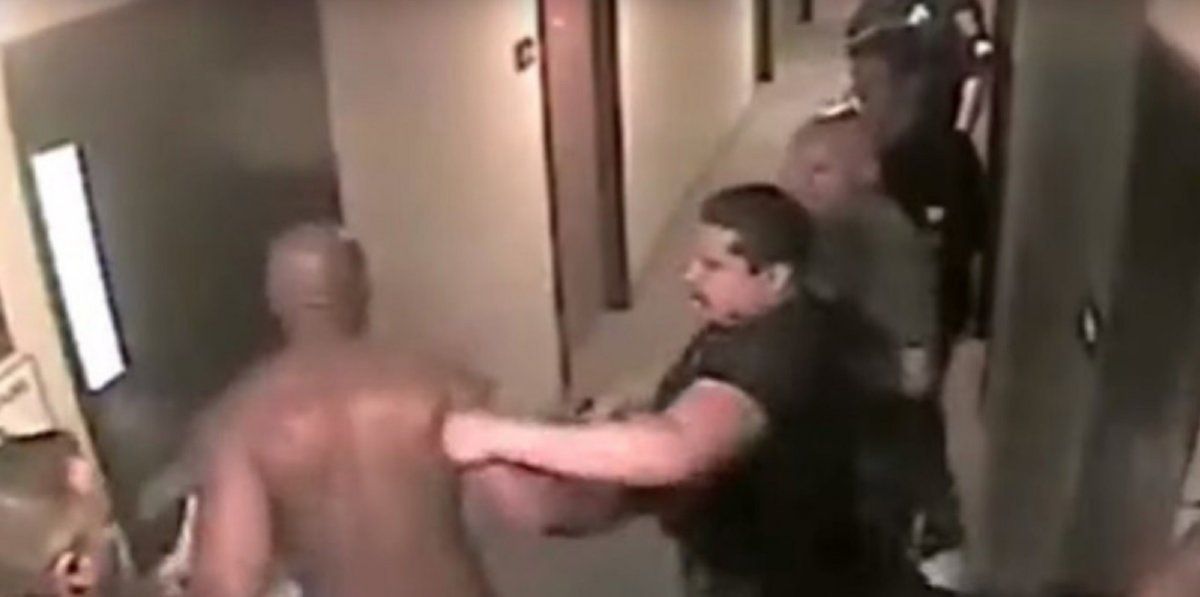 VIDEO: Policías sacan desnudo de una habitación de hotel a un secuestrador  de una niña de 8 años