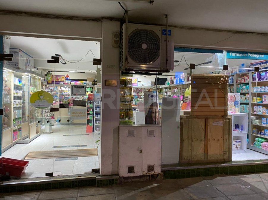Los dueños de la farmacia cerraron provisoriamente el frente del comercio.