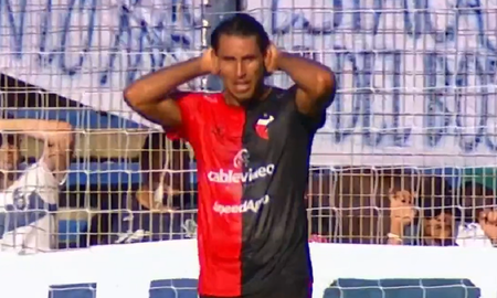 El arquero de Gimnasia está en un gran nivel y evitó lo que hubiesen sido dos goles de Santiago Pierotti. El arquero de Gimnasia está en un gran nivel y evitó lo que hubiesen sido dos goles de Santiago Pierotti.