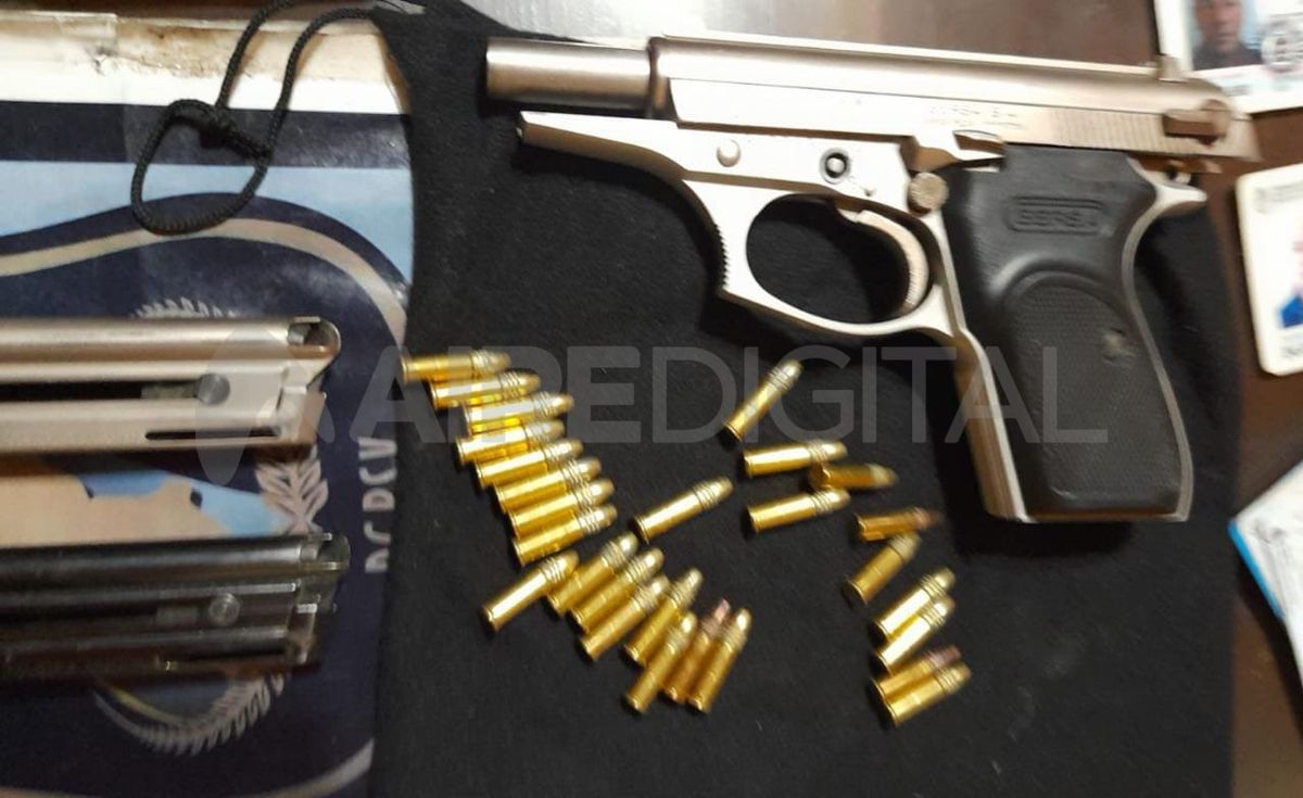 Una pistola, dos cargadores y 27 municiones calibre 22 fueron incautadas del interior del coche.