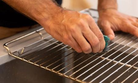 Cómo limpiar la rejilla del horno con un truco casero para sacarle la grasa. Cómo limpiar la rejilla del horno con un truco casero para sacarle la grasa.