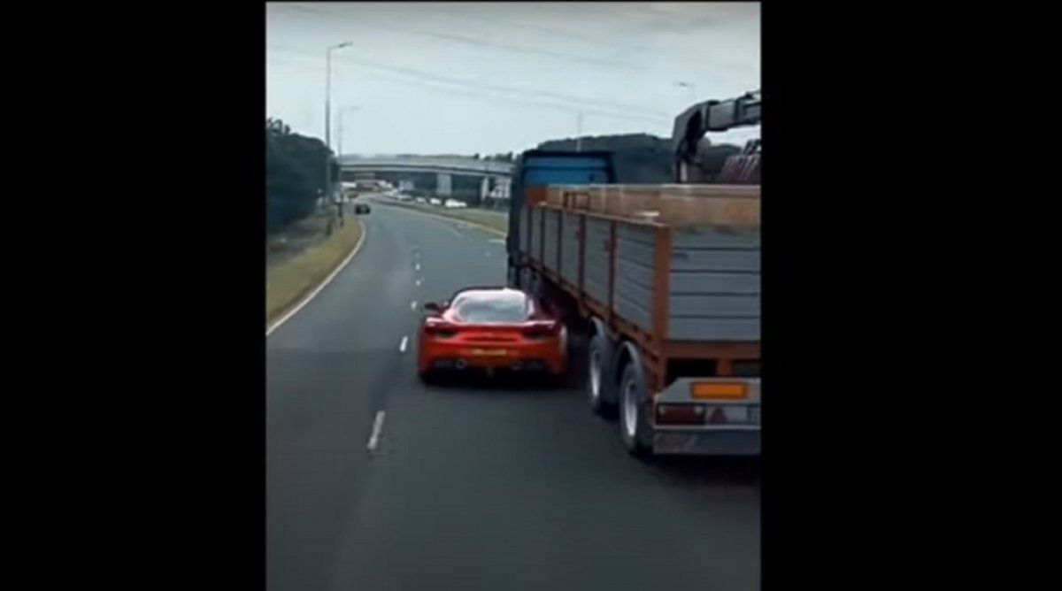 Maniobra mortal: una Ferrari pasó por debajo de un camión.