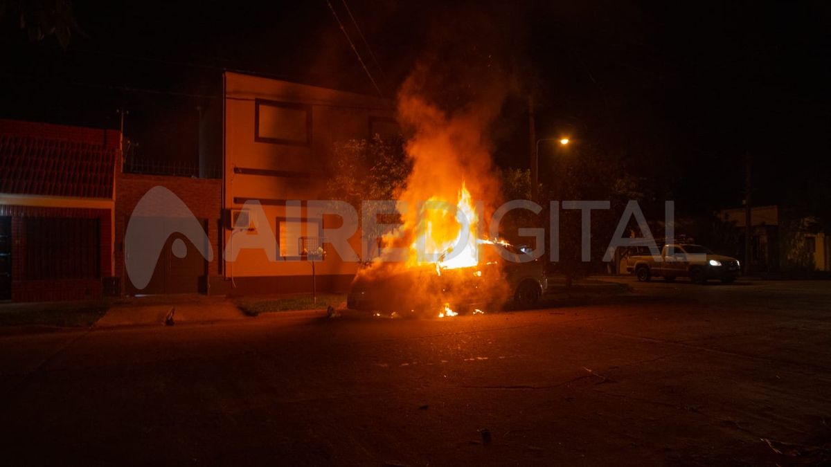 Los Bomberos Zapadores llegaron media hora después de que se generó el incendio. Los vecinos tardaron 20 minutos en poder comunicarse con emergencias