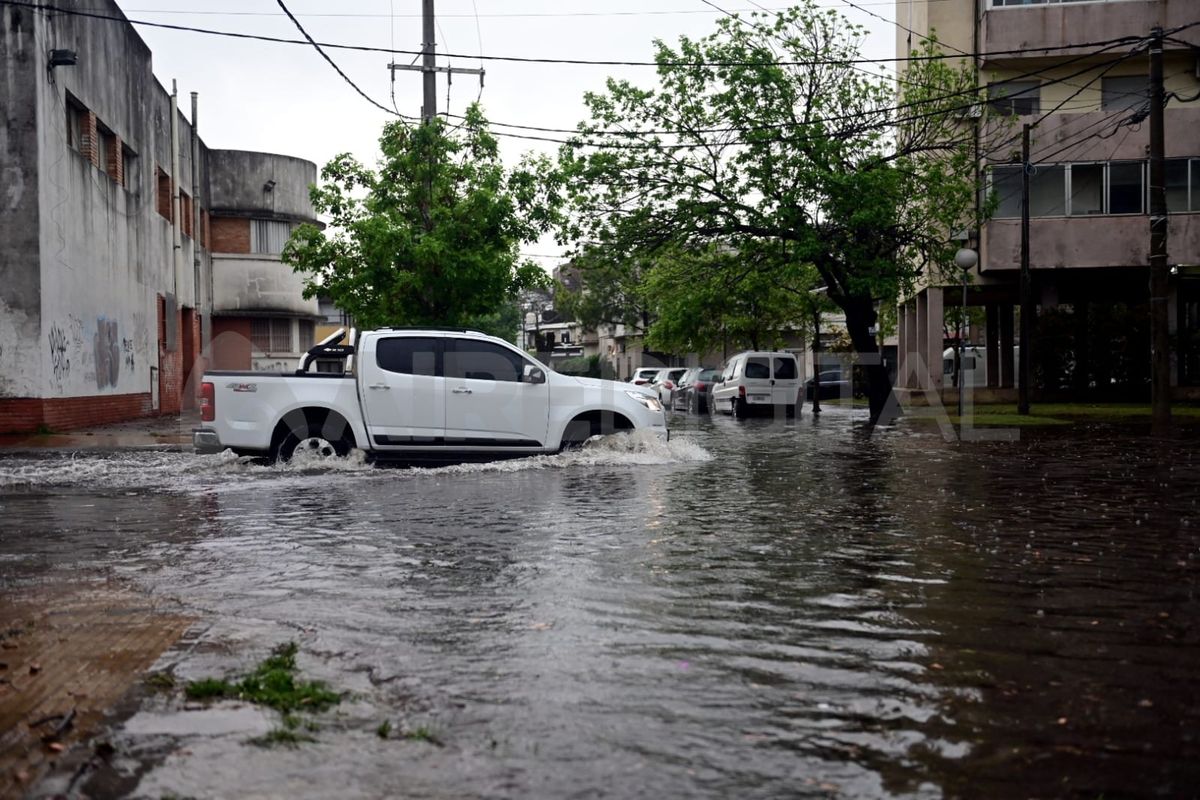 El agua provocó el anegamiento en varias calles de la ciudad de Santa Fe. El agua provocó el anegamiento en varias calles de la ciudad de Santa Fe.